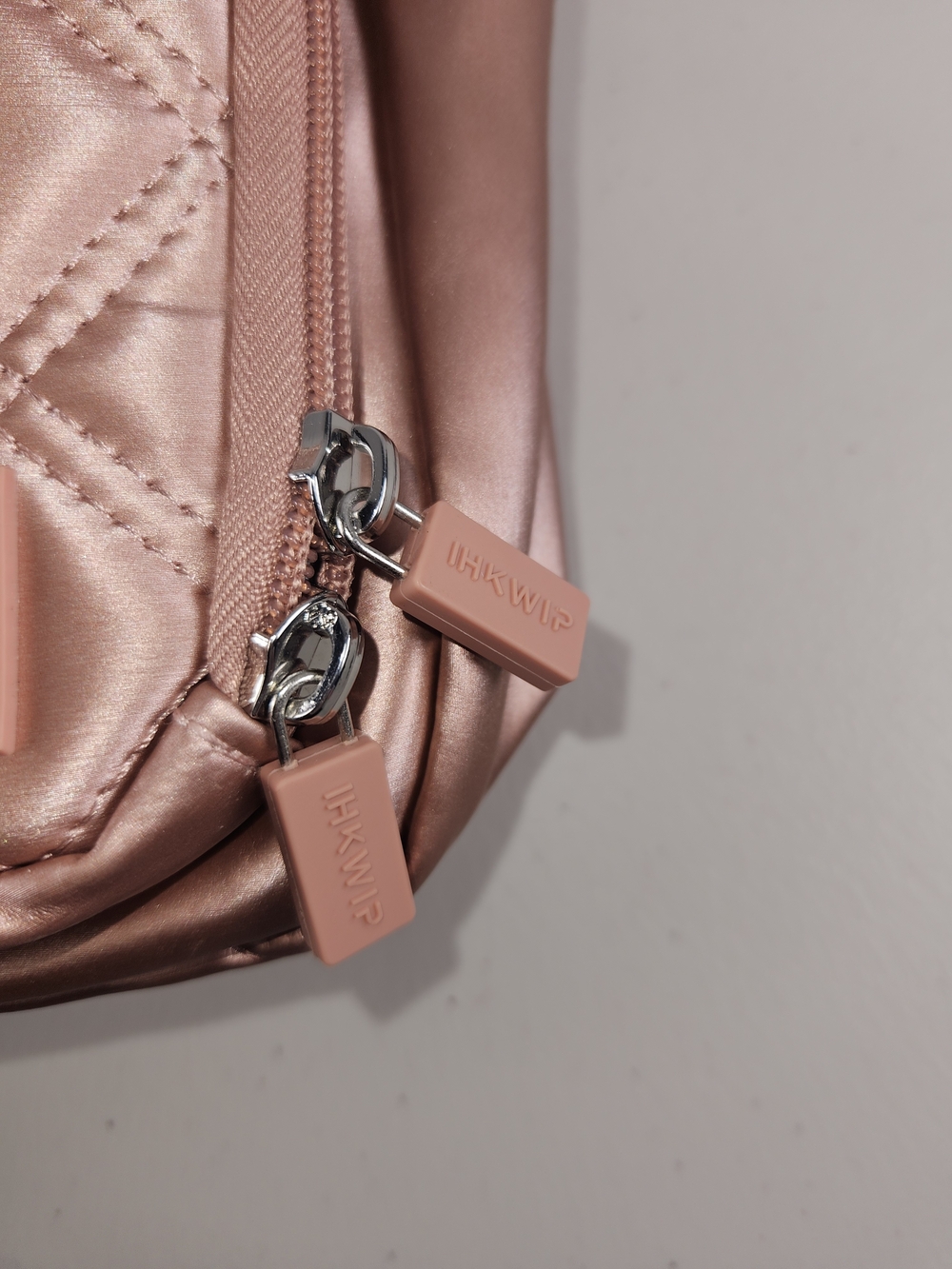 Ihkwip NWT THE CONVERTIBLE SIDEKICK SLING BACKPACK - Rose Gold WOVEN - Picture 5 of 16